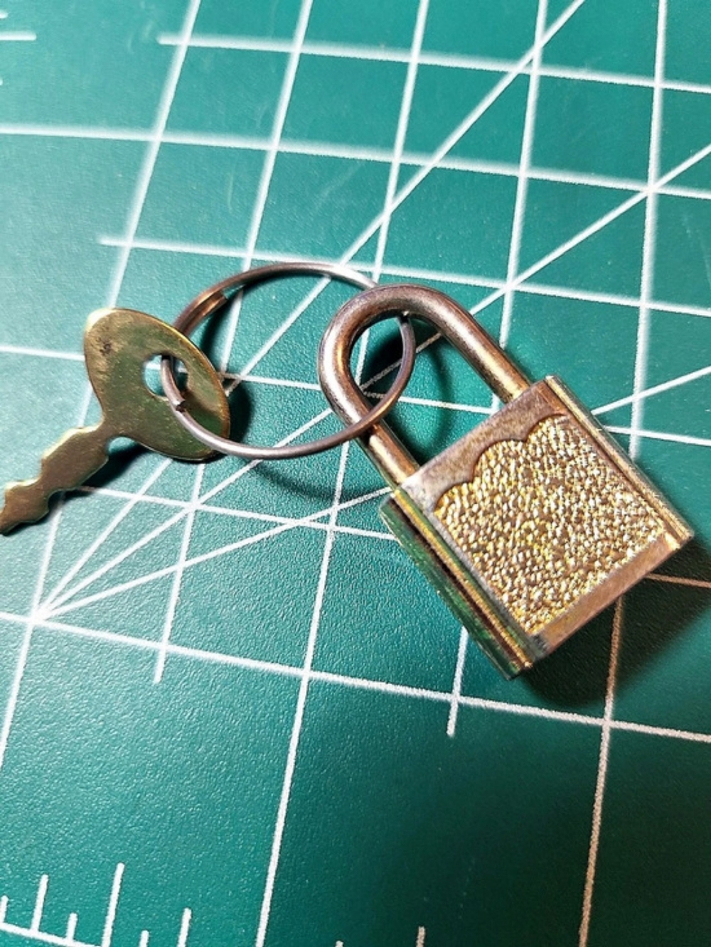 Small Padlock With Key - Picture 5 of 9